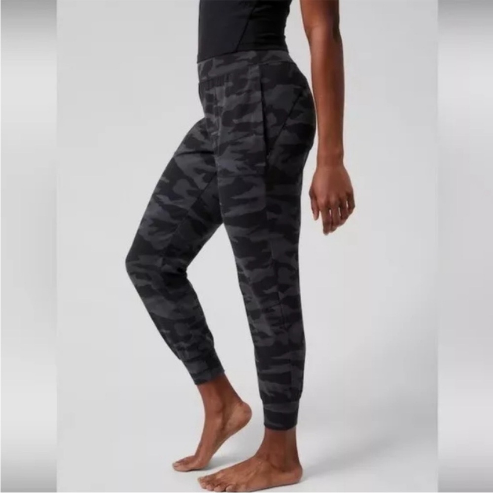 Athleta Salutation Camo Jogger Size Small